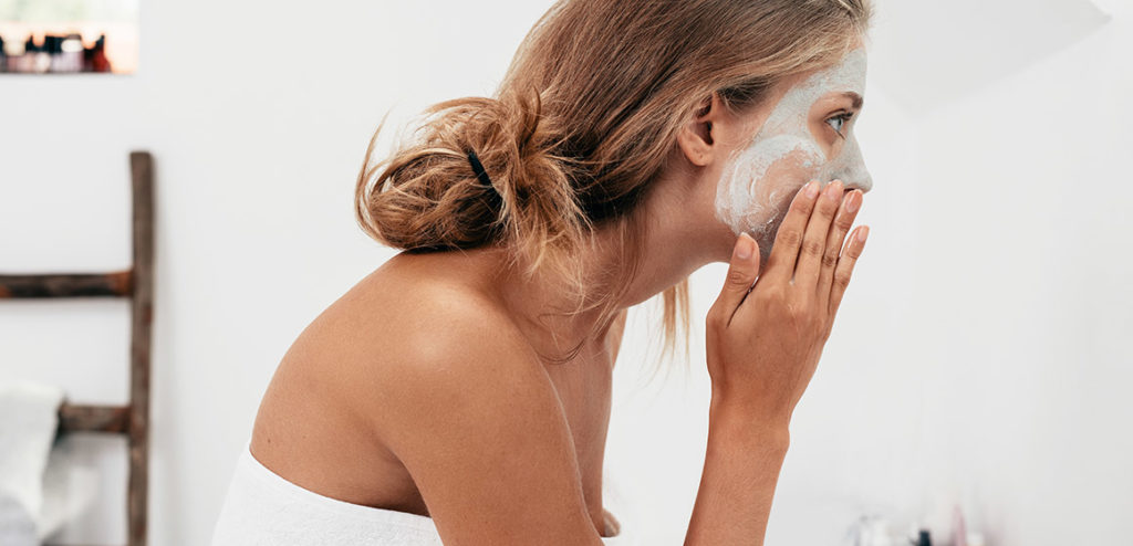 Como cuidar la piel de la cara diariamente desde casa